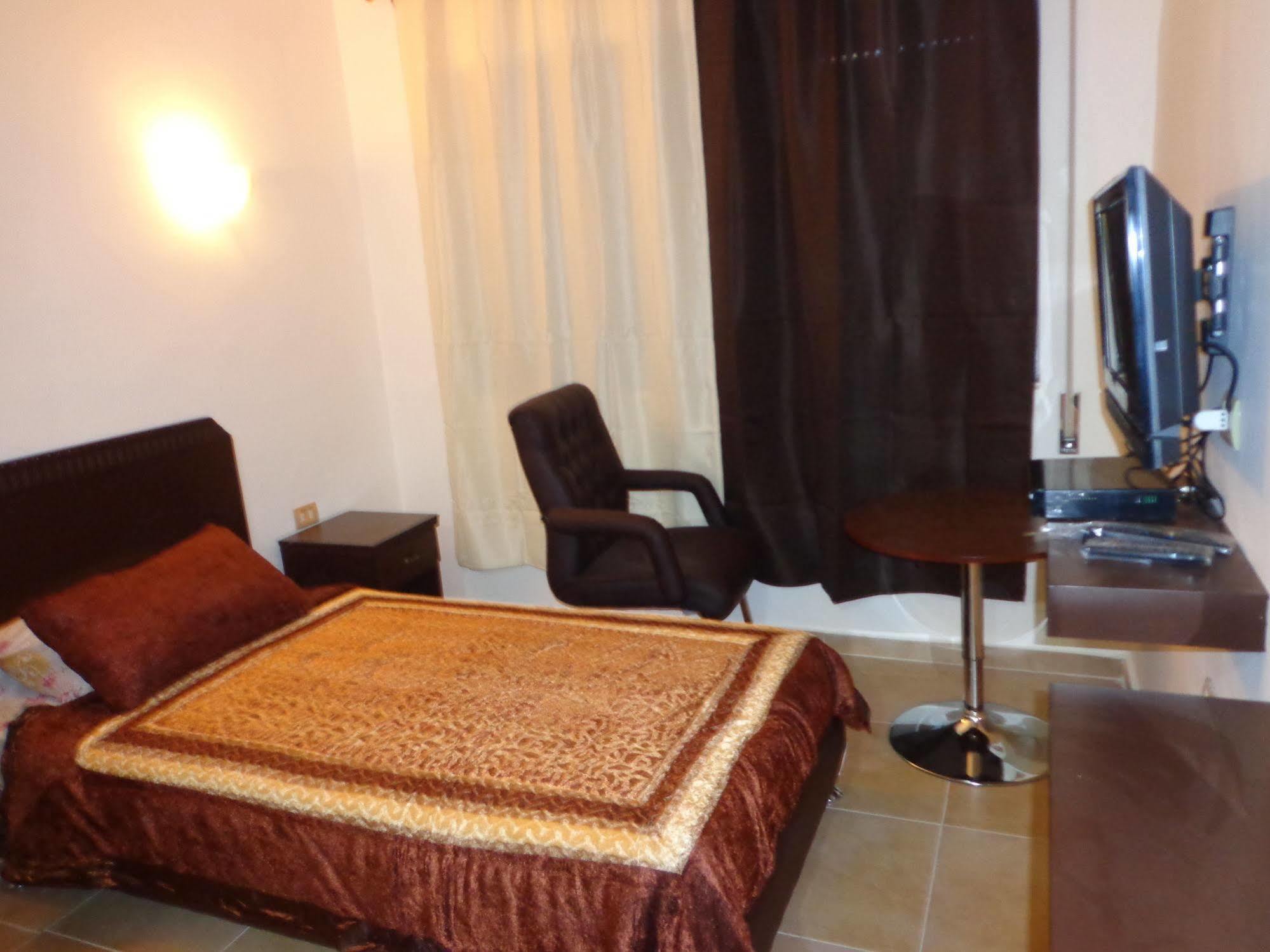 Al Fawanes Hotel Apartments Amman Zewnętrze zdjęcie